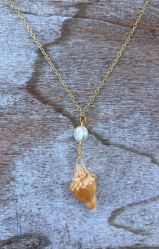 Fighting conch shell necklace with flat pearl