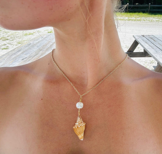 Fighting conch shell necklace with flat pearl